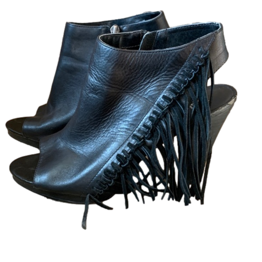 Reba sz 9 Madame leather peep toe heels with fringe
